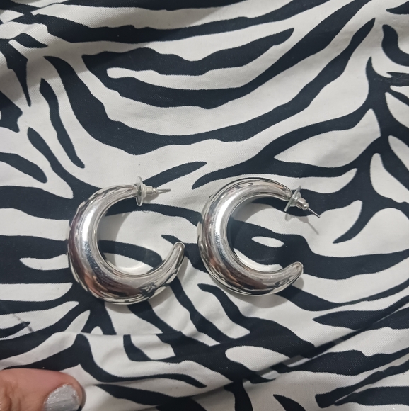 Women fashion silver thick medium hoop earrings - Picture 5 of 8